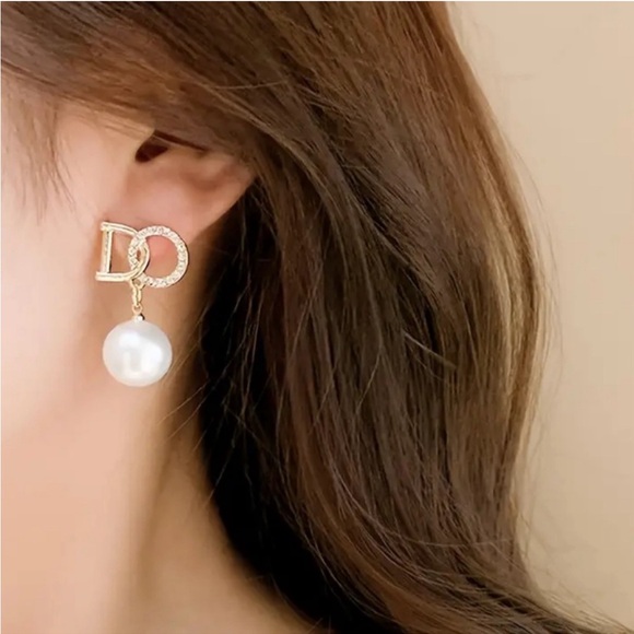 Jewelry - Exquisite pearl & rhinestone earrings New